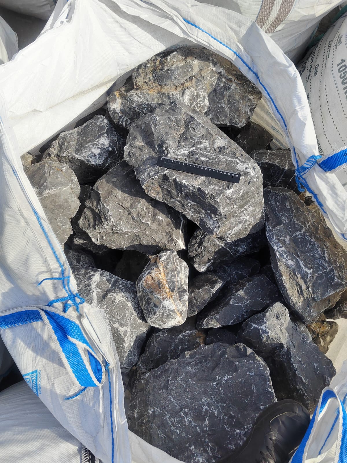  Черный мрамор скальник фр. 100-500 мм.  купить в Воронеже мрамор черный белый серый крупный колотый валун ландшафтный 9000 руб/т   фото 