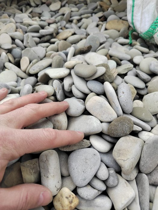 Галька черноморская фр. 40-70 мм.  купить с доставкой в Воронежу фото 