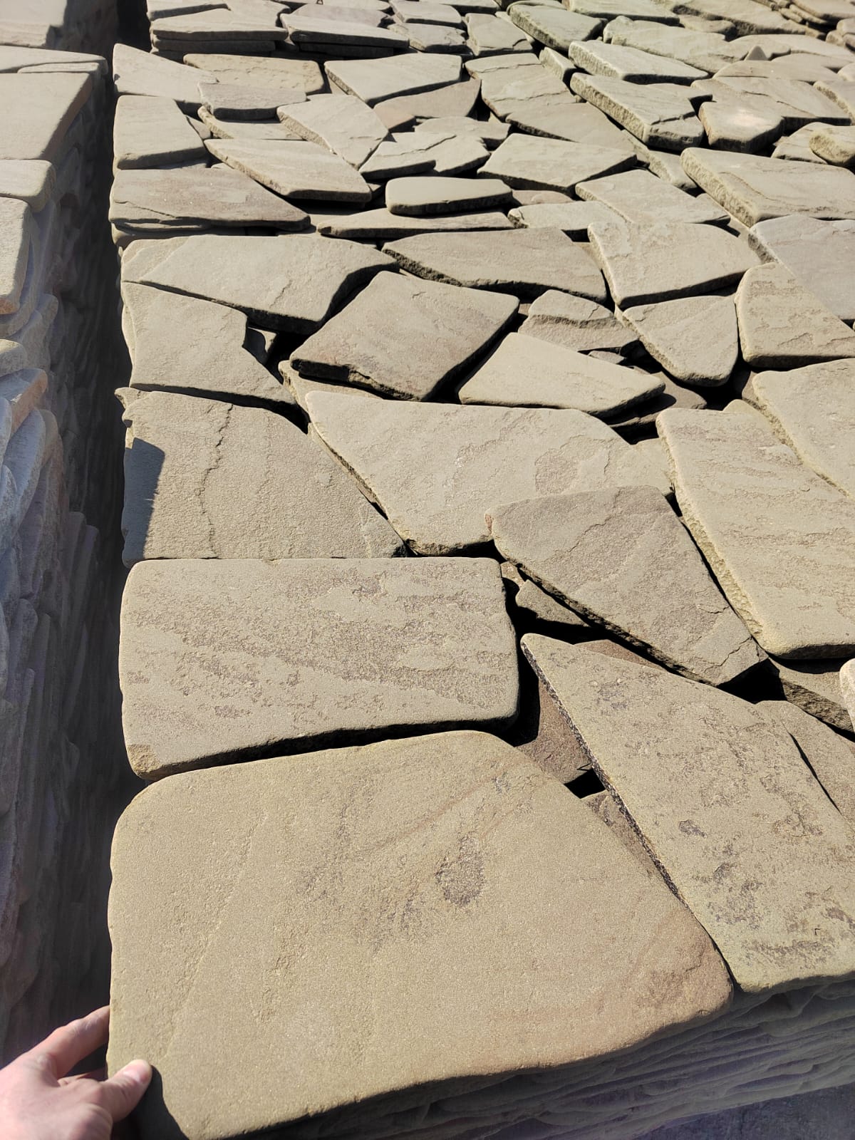 Песчаник галтованный для облицовки (фр. 2-5 см)  купить  в Воронеже песчник рыжий желтый серый песчаник окатанный речной 6 000 руб/т   фото 