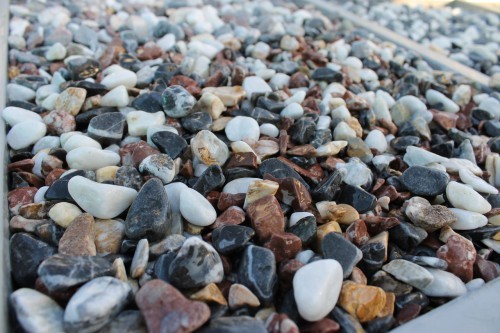  Микс мраморной гальки (щебень галтованный микс:белый-черный-розовый-медовый) фр.10-20 мм.  купить  в Воронеже мрамор белый, медовый, черный, розовый мраморный декоративный ландшафтный окатанный округлый галтованный щебень 14500 руб/т   фото 