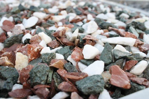  Мраморная крошка (щебень крошка микс: белый-зеленый-розовый) фр. 10-20 мм.  купить  в Воронеже мрамор белый, зеленый, розовый декоративный ландшафтный колотый щебень 9500 руб/т   фото 