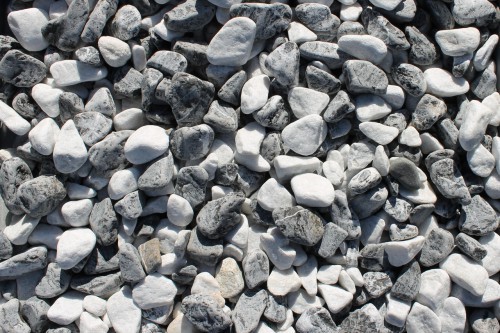  Микс шахматной гальки  (щебень галтованный микс:: белый-черный) фр.20-40 мм  купить  в Воронеже мрамор белый, черный мраморный галтованный щебень 14500 руб/т   фото 