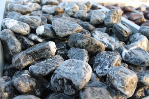  Черная галька (щебень галтованный черный мрамор) фр.20-40 мм.  купить  в Воронеже мрамор черный с белыми прожилками мрамор окатанный округлый 13500 руб/т   фото 