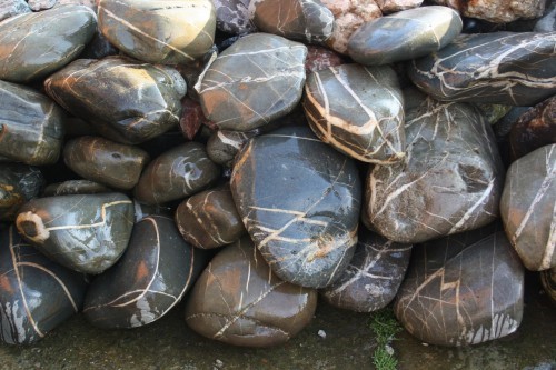  Валунчик Паутинник фр.100-300 мм  купить в Воронеже крупный природный камень галечник темно-серый с прожилками белый черный речной валунчик 5000 руб/т   фото 