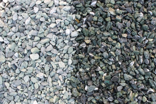  Микс разноцветной гальки  (щебень галтованный микс:зеленый-черный) фр.10-20 мм.  купить  в Воронеже мрамор зеленый, черный декоративные ландшафтные окатанные округлые камни щебня 14500 руб/т   фото 