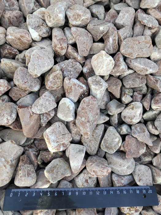 Розовая галька (щебень галтованный розовый) фр.20-40 мм.  купить  в Воронеже мрамор розовый, красный оголтованный округлый щебень  13500 руб/т   фото 