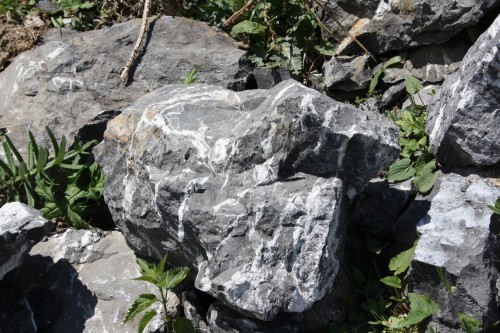  Черный мрамор скальник фр. 1000-1500 мм.  купить в Воронеже мрамор черный белый серый крупный колотый валун ландшафтный 9000 руб/т   фото 