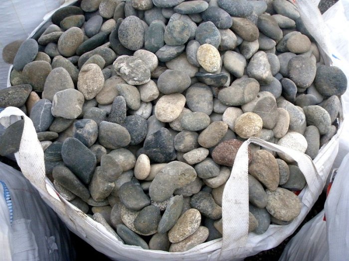  Галька речная плоская (ассорти) фр. 100-200-300 мм купить  в Воронеже  галька галечник природный серый, белый темно-серый синий рыжий светло-серый природная галька плоская крупная 5500 руб/т   фото 