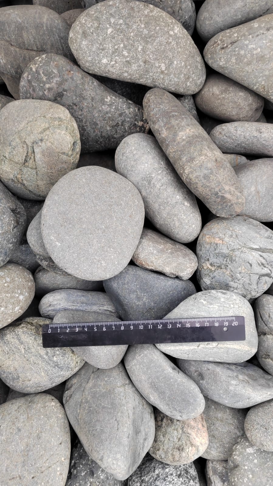  Галька речная окат (темно-серая) фр. 70-150 мм. купить   в Воронеже галька речная темно-серая, синяя, серая речная галька округлая  5000 руб/т   фото 