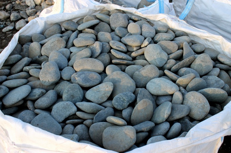 Kamenclub.ru: Галька речная плоская (темно-серая) фр. 70-150 мм. купить   в  Воронежегалечник природный темно-серый серый синий речная плоская природная окатанная  7000 руб/т   фото КАМЕНЬ КЛУБ