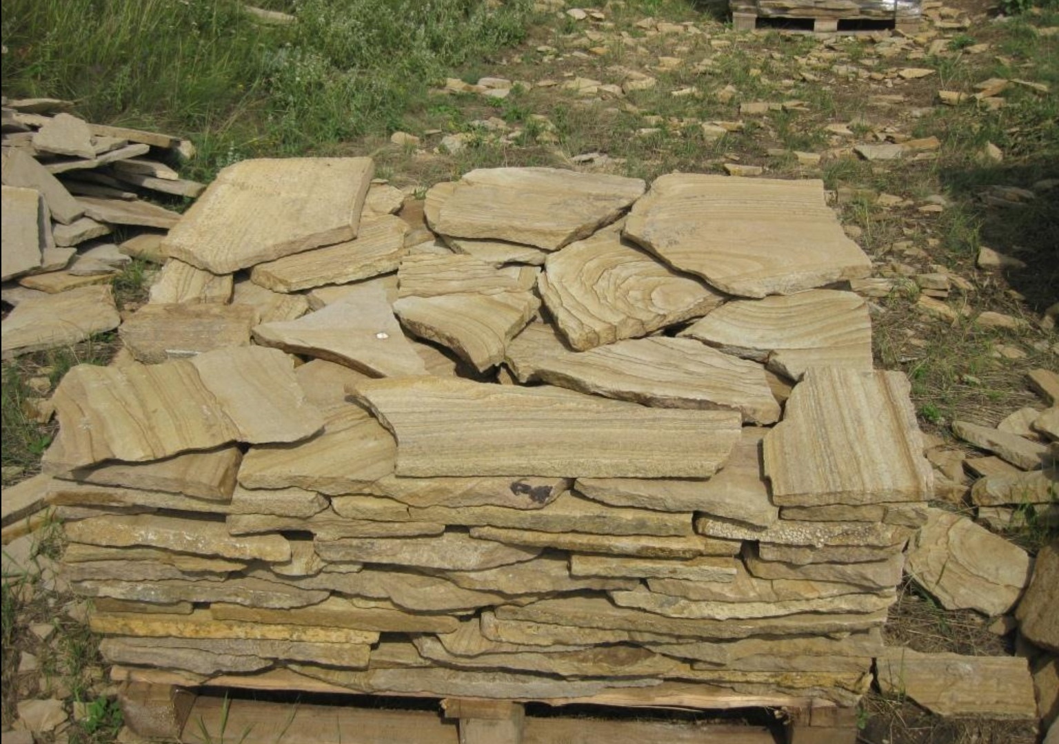 Песчаник пластушка желтый с разводом под дерево (2 см)  купить  в Воронеже плитняк желтый с разводами, желтый, рыжий, серый песчаник пластушка рваная ландшафтная 11 000 руб/м3   фото 