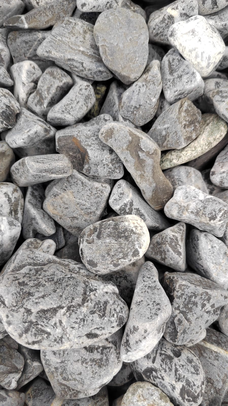  Черная галька (щебень галтованный черный мрамор) фр.40-70 мм.  купить  в Воронеже мрамор черный с белыми прожилками, черный, белый щебень галтованный округлый 13500 руб/т   фото 