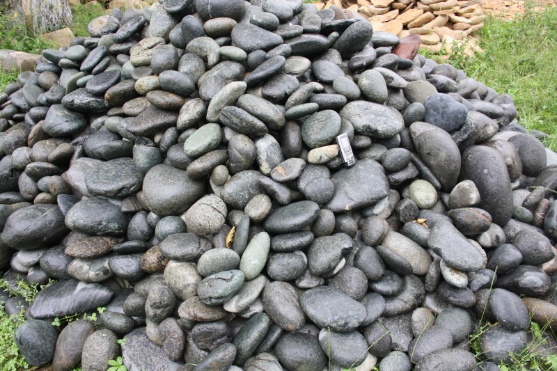  Темно-серый валунчик фр.100-300 мм.  купить в Воронеже крупный природный камень серый, темно-серый, светло-серый речная галька большого размера окатанная 4500 руб/т   фото 