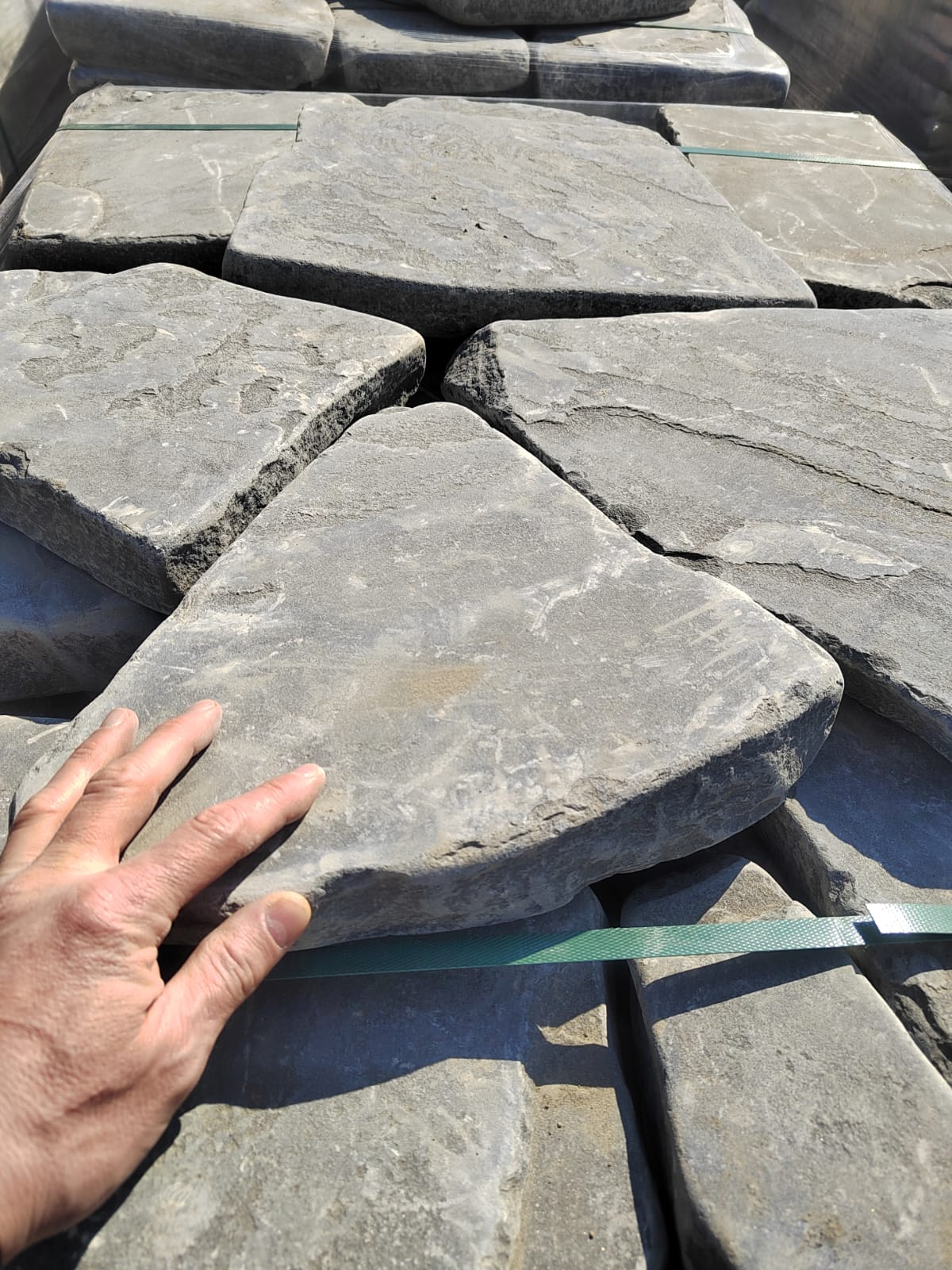 Песчаник пластушка светло-серый (4,0 - 6,0 см)  купить  в Воронеже плитняк - пластушка светло-серый песчаник 7 500 руб/м3   фото 