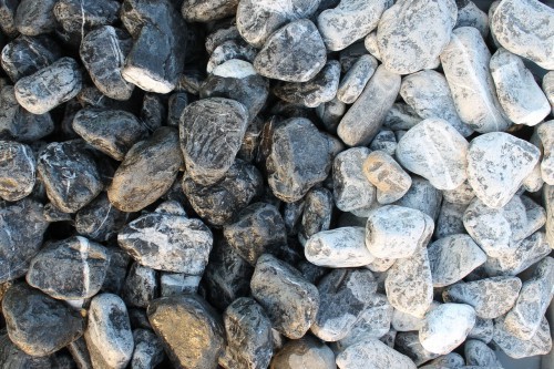  Галька мраморная черная (щебень галтованный черный мрамор) фр. 50-100 мм.  купить  в Воронеже мрамор черный с белыми прожилками щебень ландшафтный мраморный 9000 руб/т   фото 