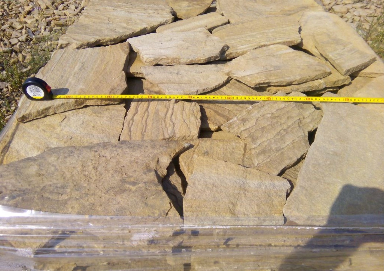 Песчаник пластушка желтый с разводом под дерево (2 см)  купить  в Воронеже плитняк желтый с разводами, желтый, рыжий, серый песчаник пластушка рваная ландшафтная 11 000 руб/м3   фото 