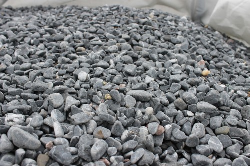  Черная галька с прожилками (галтованный черный мрамор) фр.10-20 мм.  купить  в Воронеже мрамор черный с белыми прожилками, черный, белый окатанный округлый ландшафтный декоративный щебень 13500 руб/т   фото 