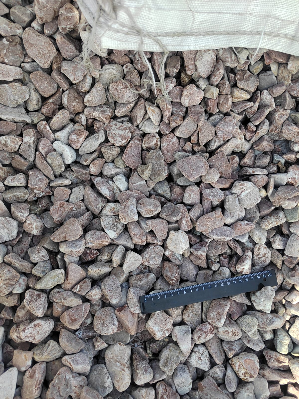  Розовая галька (щебень галтованный розовый) фр.20-40 мм.  купить  в Воронеже мрамор розовый, красный оголтованный округлый щебень  13500 руб/т   фото 