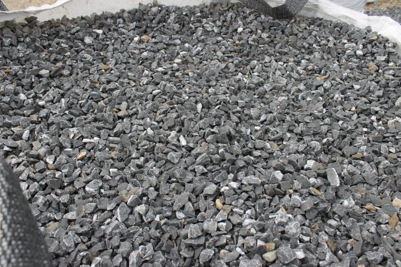  Щебень крошка черный (мрамор) фр. 20-40 мм.  купить  в Воронеже мрамор черный с белыми прожилками мраморная каменная крошка 9000 руб/т   фото 