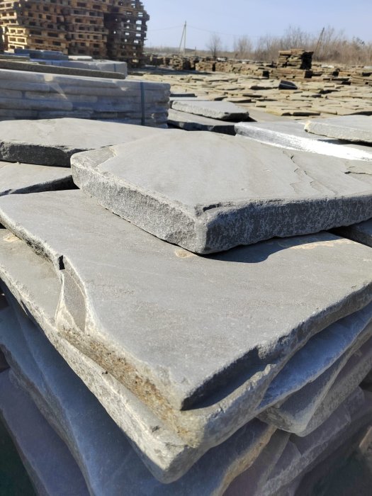  Песчаник пластушка галтованная светло-серая (3,0 см)  купить  в Воронеже песчаник светло-серый, серый ландшафтный камень рваный колотый 12 000 руб/м3   фото 