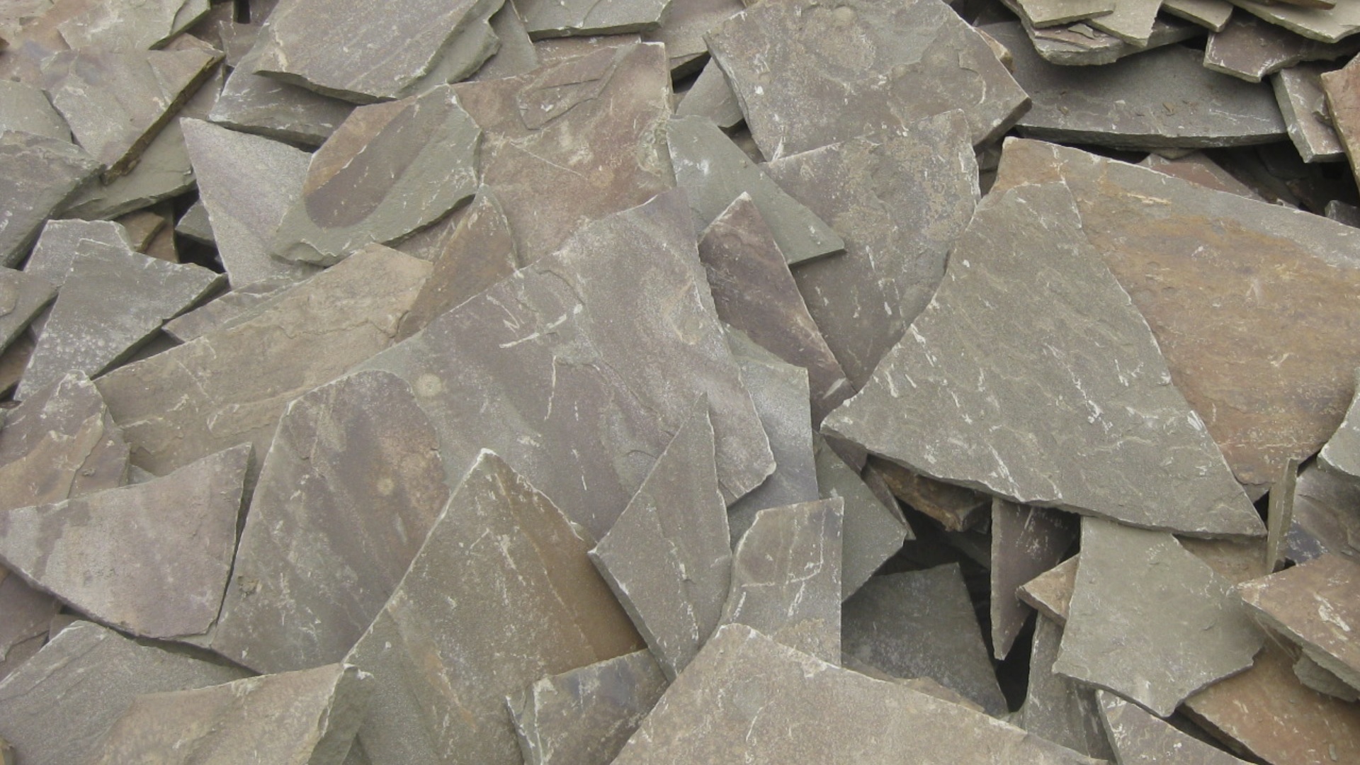 Песчаник пластушка серо-зеленый (1,5 см)  купить  в Воронеже плитняк - пластушка серо-зеленый, серый, зеленый пластушка рваная ландшафтная колотая 7 500 руб/м3   фото 