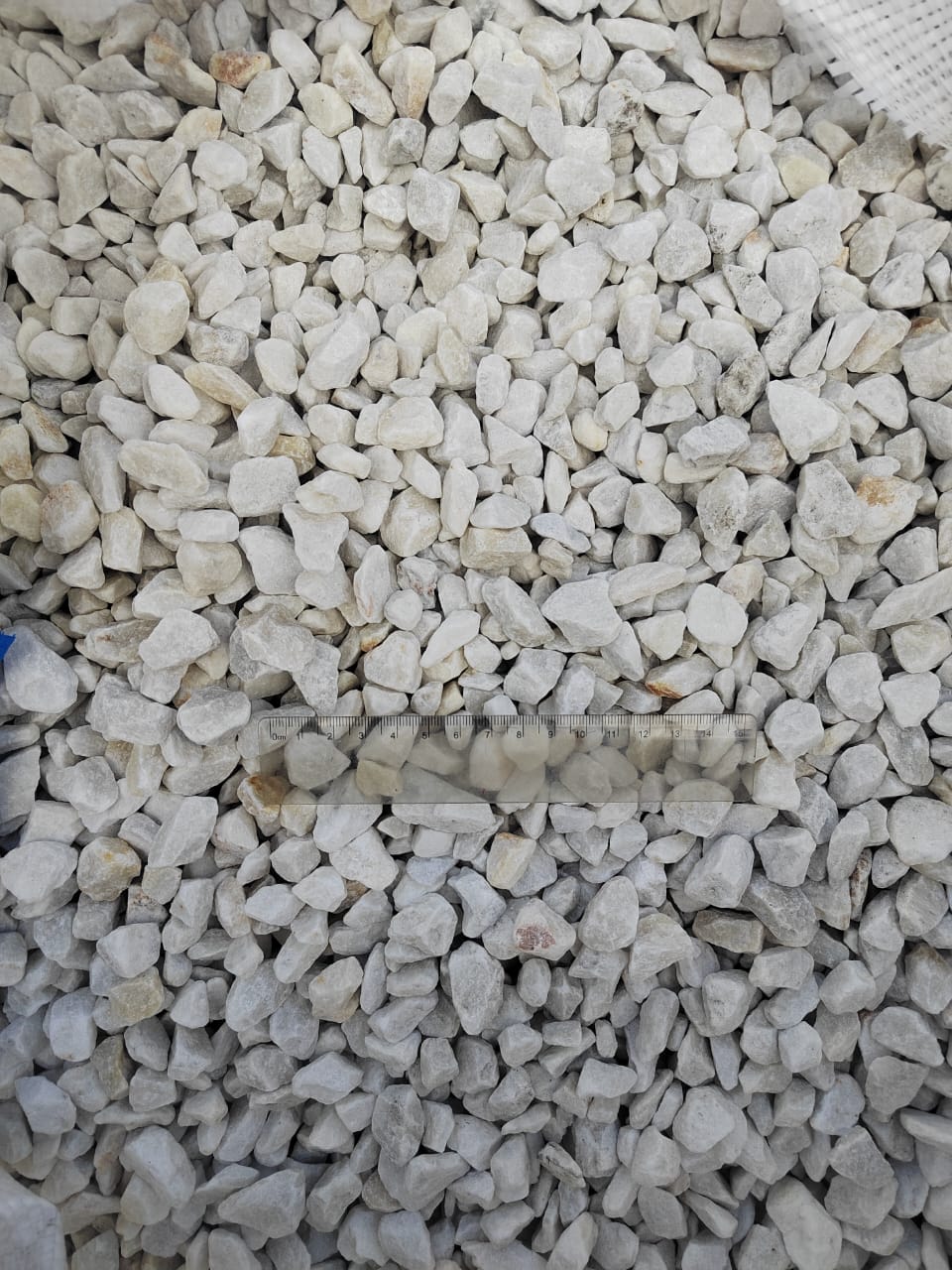  Мраморная крошка, щебень, цвет-белый, фр. 10-20 мм.  купить  в Воронеже мрамор белый, молочный айвори каменная ландшафтная декоративная крошка шебня 9500 руб/т   фото 