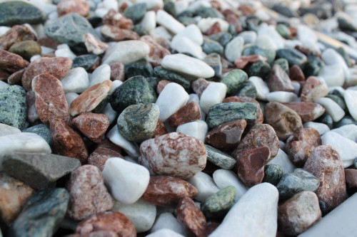  Микс разноцветной гальки (щебень галтованный микс:белый-зеленый-розовый) фр.20-40 мм.  купить  в Воронеже мрамор белый, зеленый, розовый мрамор декоративный (галтовка) 14500 руб/т   фото 