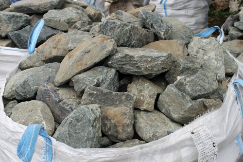 Гранит скальник (серо-зеленый) фр. 100-500 мм.  купить в Воронеже гранит зеленый, серый, салатовый крупный ландшафтный валун 6 000 руб/т   фото 