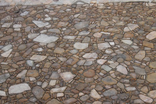 Песчаник для мощения дорожек, площадок, парковок ( фр 5-10 см)  купить  в Воронеже песчаник  серый желтый коричневый рыжий песчаник оголтованный окатанный 6500 руб/т   фото 