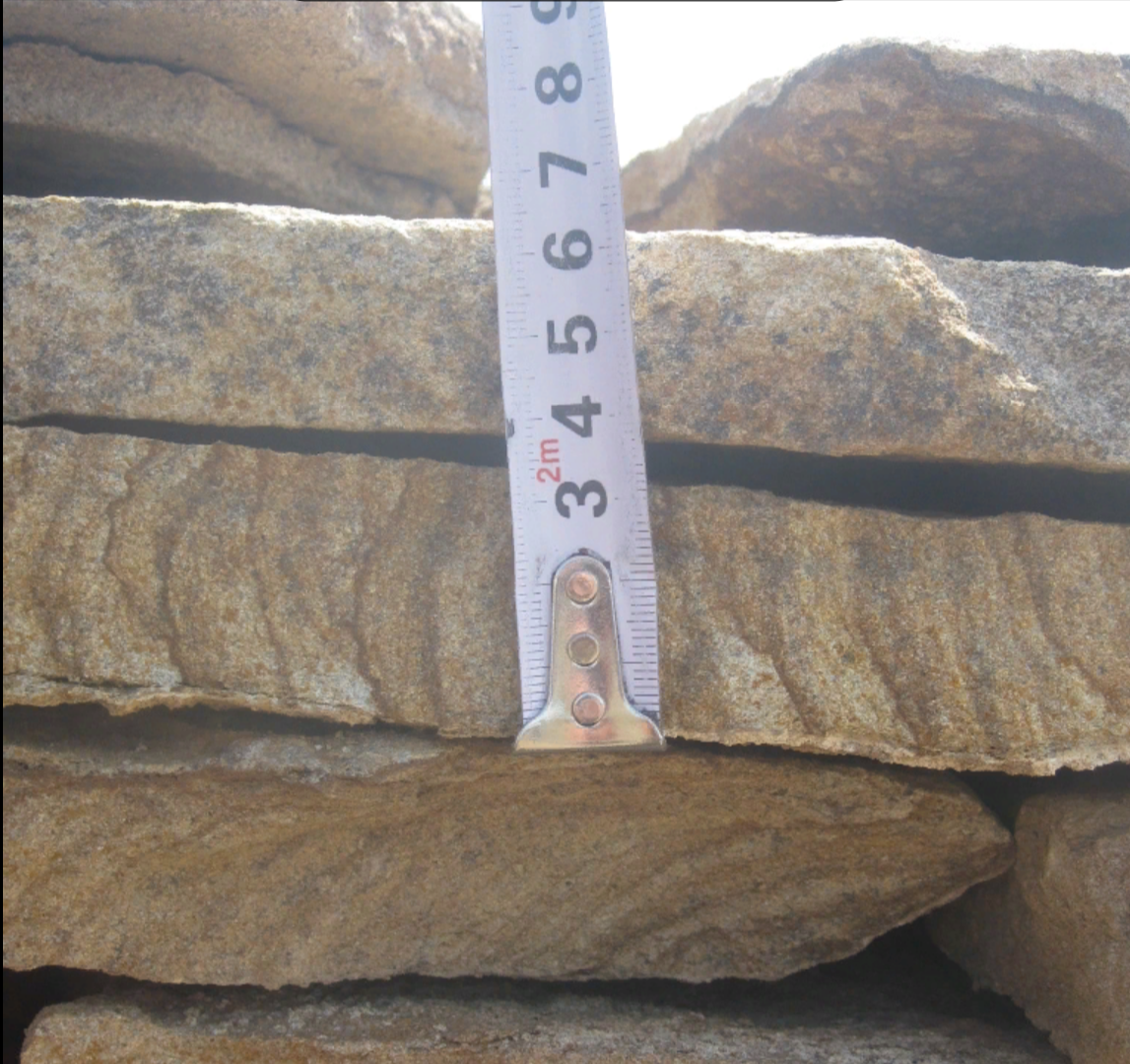 Песчаник пластушка желтый с рисунком (3 см)  купить  в Воронеже песчаник желтый с рисунком, рыжий, желтый песчаник пластушка ландшафтная рваная 8 500 руб/м3   фото 