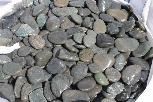Kamenclub.ru: Галька речная плоская (темно-серая) фр. 100-200-300 мм. купить   в  Воронежегалька речная плоская темно-серый, серый, синий речной галечник плоский 6000 руб/т   фото КАМЕНЬ КЛУБ