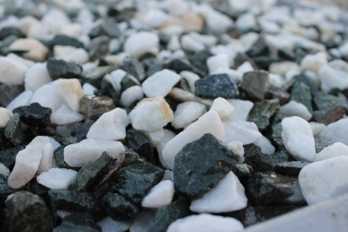  Мраморная крошка (щебень крошка микс: белый-зеленый) фр. 10-20 мм.  купить  в Воронеже мрамор белый, зеленый каменная ландшафтная декоративная крошка щебня 9500 руб/т   фото 