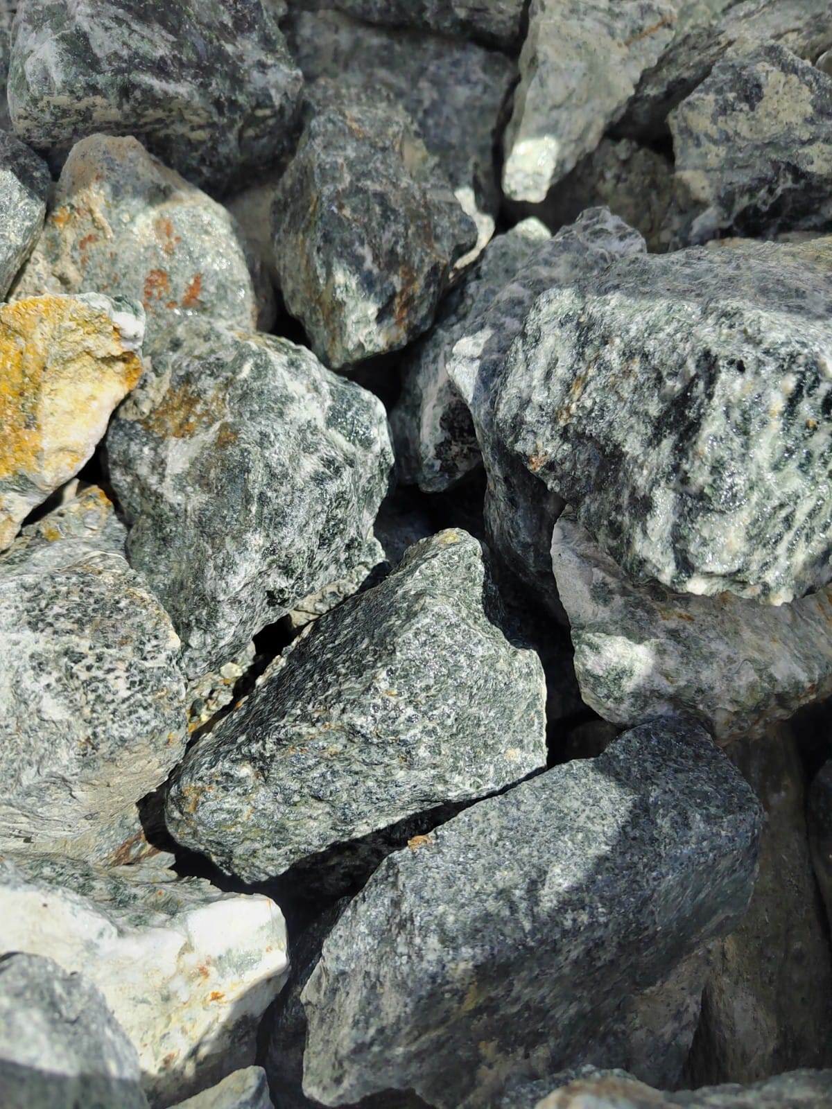 фото Галтованный жадеит (фр. 70-100 мм)  купить в Воронеже в интернет-портале 