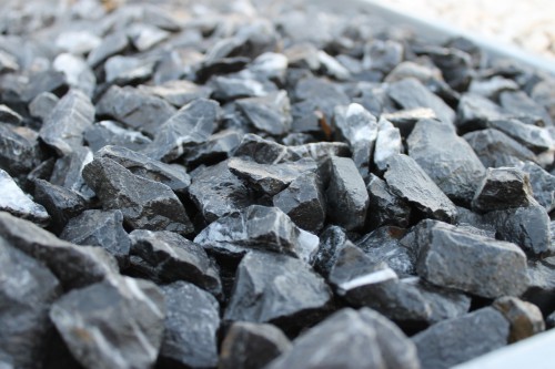  Щебень крошка черный (мрамор) фр. 10-20 мм.  купить  в Воронеже мрамор черный с белыми прожилками, черный, белый каменная ландшафтная декоративная крошка щебня 9000 руб/т   фото 