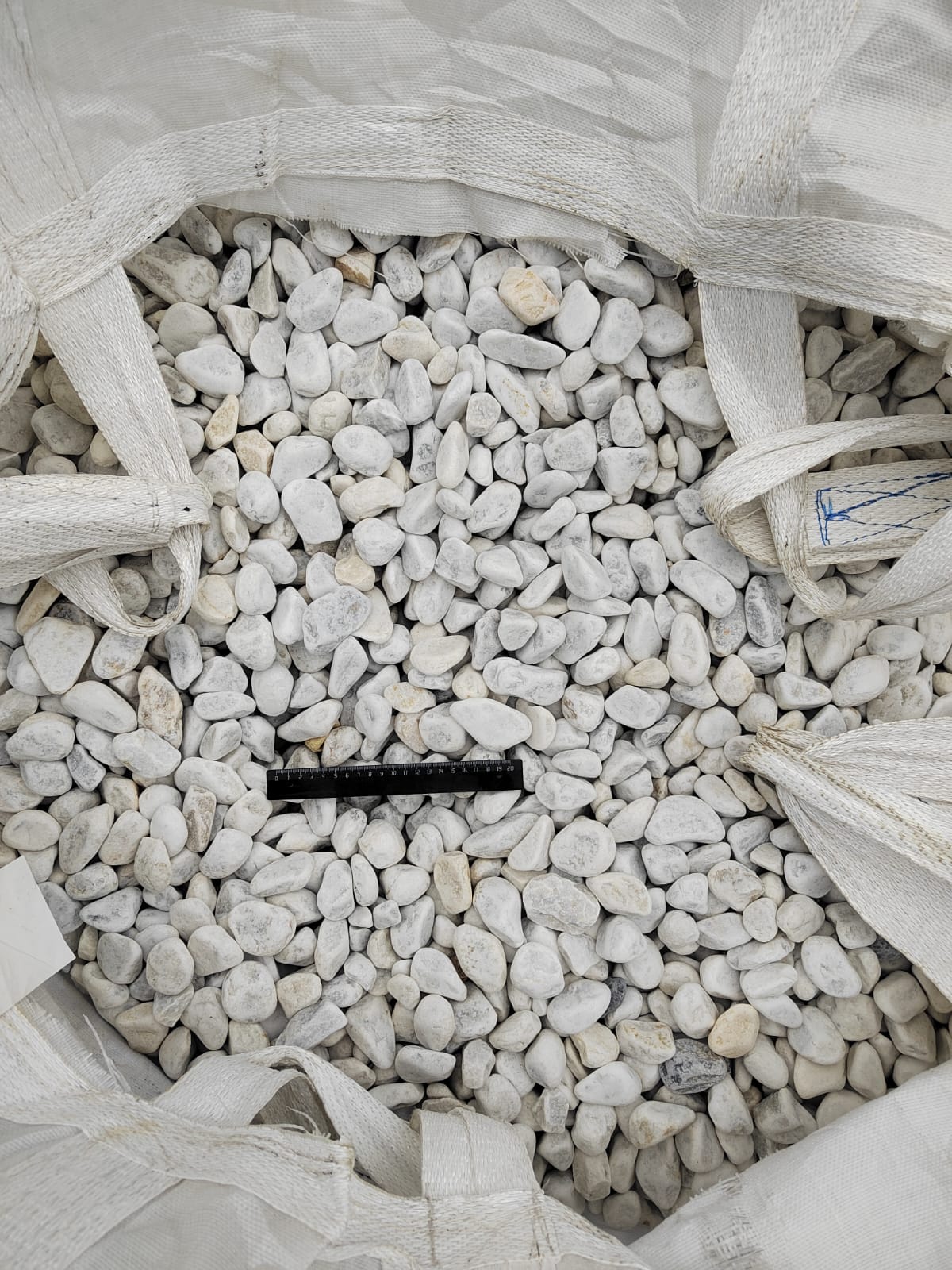  Белая галька мраморная (щебень галтованный белый) фр.40-70 мм.  купить  в Воронеже мрамор белый молочный айвори окатанный округлый природный камень 15000 руб/т   фото 