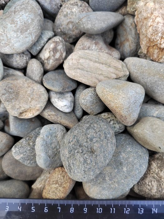  Галька речная окат (серая) фр.40-60 мм купить   в Воронеже галька речная серый бежевый рыжий коричневый округлый речной камень 4000 руб/т   фото 