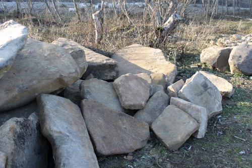 Песчаник плиты - плахи - пошаговые дорожки (фр. 70-150 мм)  купить  в Воронеже песчаник серый бежевый желтый зеленый колотый песчаник строительный 6500 руб/т   фото 