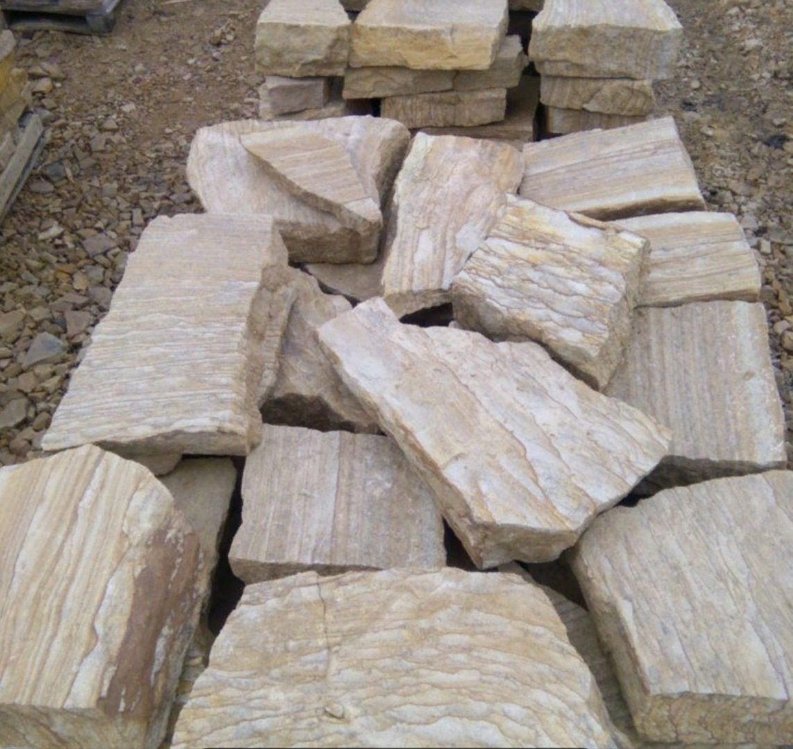 Песчаник пластушка желтый с рисунком (7-15 см)  купить  в Воронеже плитняк - пластушка - бут желтый песчаник 8 000 руб/м3   фото 