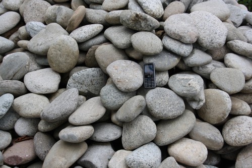  Галька речная плоская (бело-серая) фр. 100-200-300 мм. купить  в Воронеже  галька речная плоская серый, белый, бело-серый, серо-белый речная галька плоская  6000 руб/т   фото 