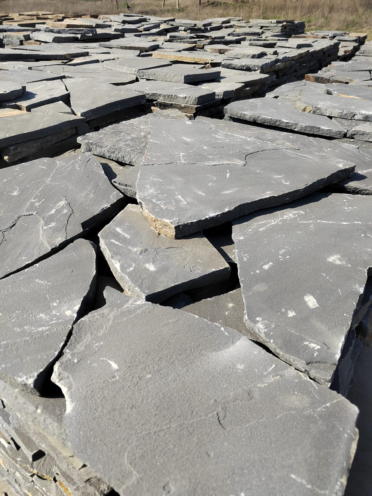 Песчаник пластушка светло-серый (2,0 см)  купить  в Воронеже плитняк- ластушка светло-серый, серый рваный ландшафтный плитняк колотый 7 500 руб/м3   фото 