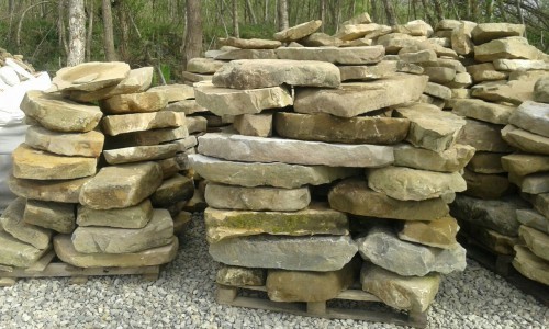 Песчаник плиты - плахи - пошаговые дорожки (фр. 70-150 мм)  купить  в Воронеже песчаник серый бежевый желтый зеленый колотый песчаник строительный 6500 руб/т   фото 