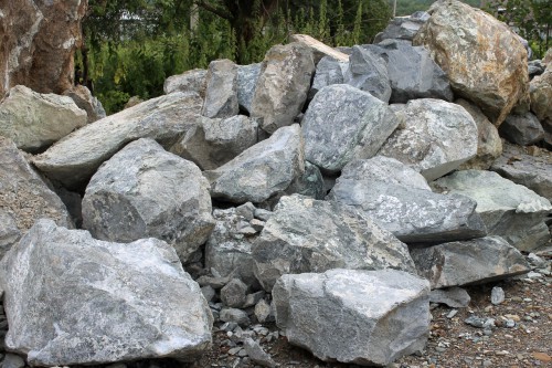  Змеевик скальник фр. 500-1500 мм.  купить в Воронеже змеевик зеленый серый черный глыба скальная колотая 7500 руб/т   фото 