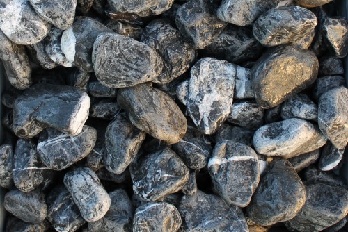 Галька мраморная черная (щебень галтованный черный мрамор) фр. 50-100 мм.  купить  в Воронеже мрамор черный с белыми прожилками щебень ландшафтный мраморный 9000 руб/т   фото 