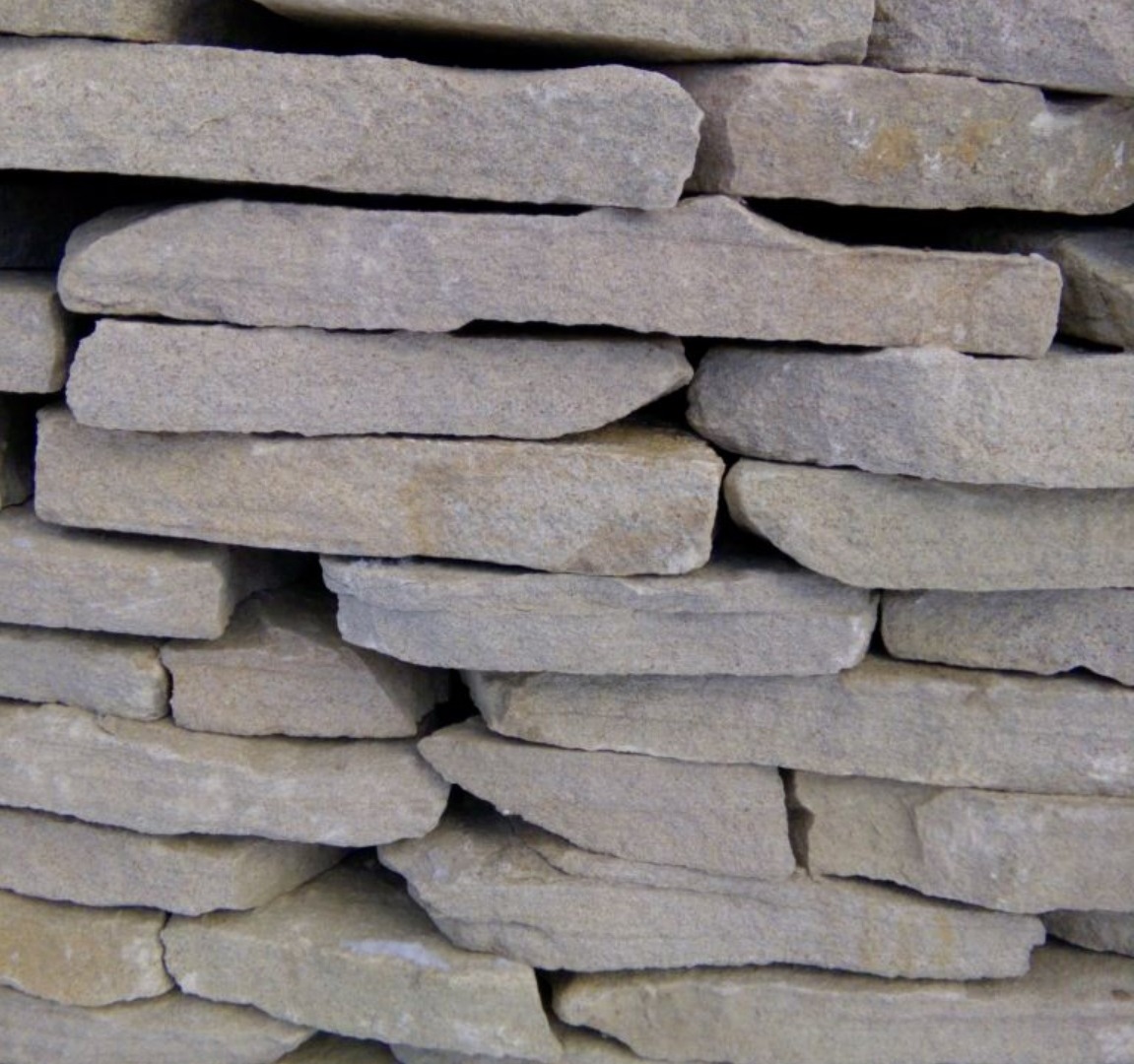 Песчаник пластушка светло-серый (4,0 - 6,0 см)  купить  в Воронеже плитняк - пластушка светло-серый песчаник 7 500 руб/м3   фото 