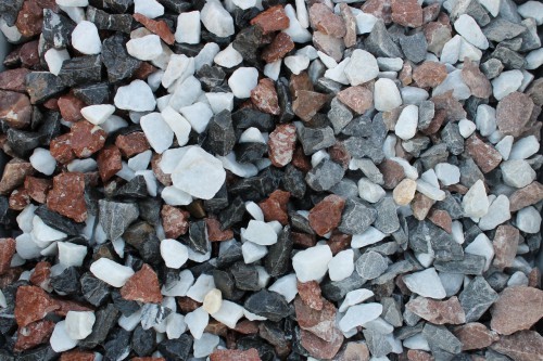  Мраморная крошка (щебень крошка микс : белый-черный-розовый) фр. 20-40 мм.  купить  в Воронеже мрамор белый, черный, розовый декоративная ландшафтная крошка 9500 руб/т   фото 