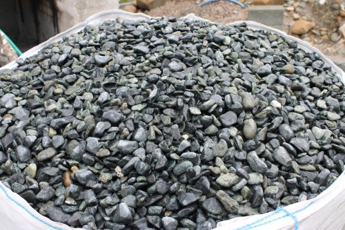  Зеленая галька (щебень галтованный зеленый змеевик) фр. 20-40 мм.  купить  в Воронеже мрамор зеленый, салатовый оголтованный щебень мраморный 12 500 руб/т   фото 