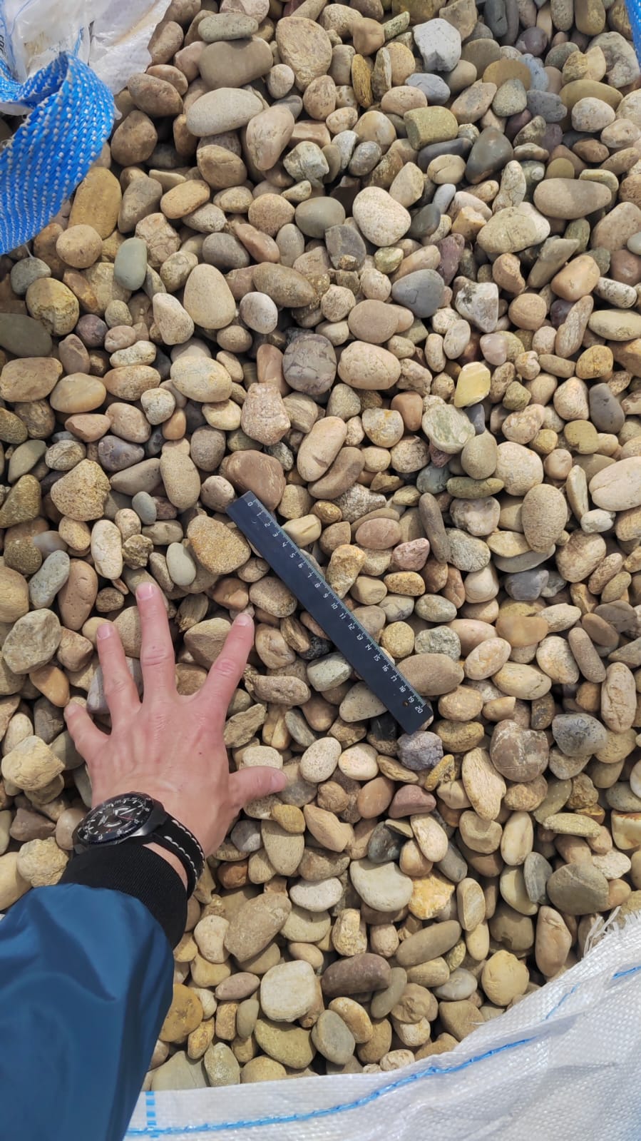  Галька речная окат рыжая фр. 20-40 мм. купить   в Воронеже галька речная окатанная рыжая желтая серая округлая речная галька 4000 руб/т   фото 