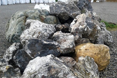  Черный гранит - кварцит фр. 100-500 мм.  купить в Воронеже мрамор гранит черный с белыми прожилками, серый, белый валун скальный колотый 7000 руб/т   фото 