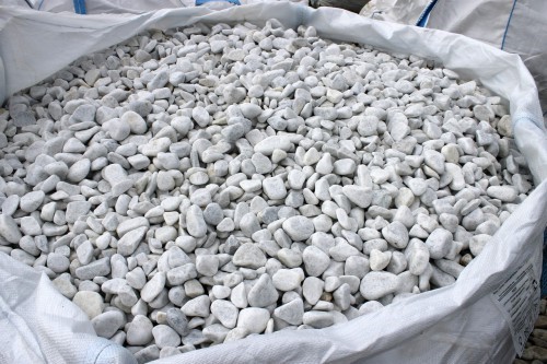  Галька белая мраморная (щебень галтованный белый), фр.20-40 мм.  купить  в Воронеже мрамор белый бежевый молочный мраморный щебень декоративный 14500 руб/т   фото 