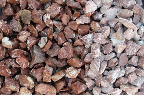  Мраморная крошка (щебень крошка розовый) фр. 20-40 мм.  купить  в Воронеже мрамор розовый, красный мраморная крошка декоративная 7700 руб/т   фото 
